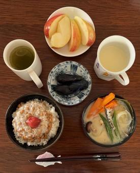 ご飯にとろろ芋納豆とかつお梅などの朝食 ご飯にとろろ芋納豆とかつお梅などの朝食 朝食,かつお梅,ご飯の写真素材