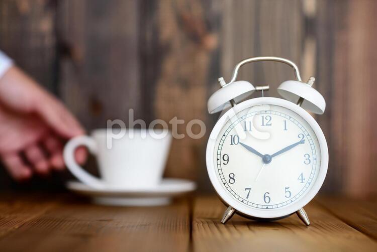 目覚まし時計とコーヒータイム 10時,ゆっくり,アラームの写真素材