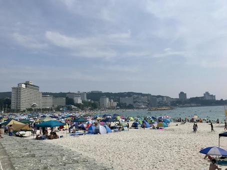 白浜のビーチで海水浴を楽しむ沢山の人 白浜のビーチで海水浴を楽しむ沢山の人の写真