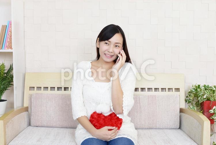 スマートフォンを持つ女性 女性,スマホ,スマートフォンの写真素材