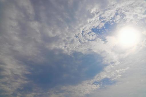 雲の多い空　太陽　空のみ 空,雲,雲が多いの写真素材