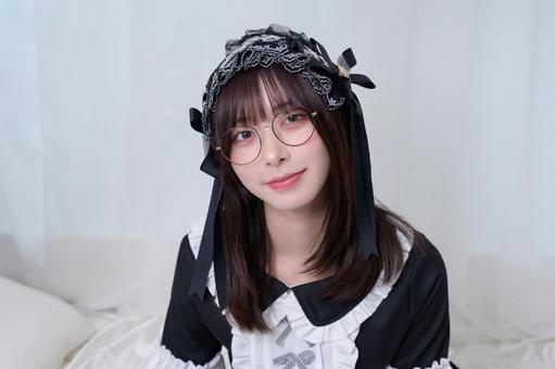 ベッドに腰掛けるメガネの地雷系女子 ベッドに腰掛けるメガネの地雷系女子 カメラ目線,眼鏡,メガネの写真素材