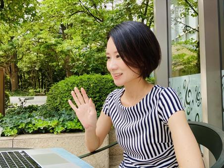 Japanese woman having a web conference outdoors, امرأة, الكمبيوتر, مؤتمر على شبكة الإنترنت, JPG