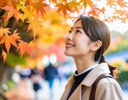 美しい秋の紅葉と日本人女性モデル　秋7の写真