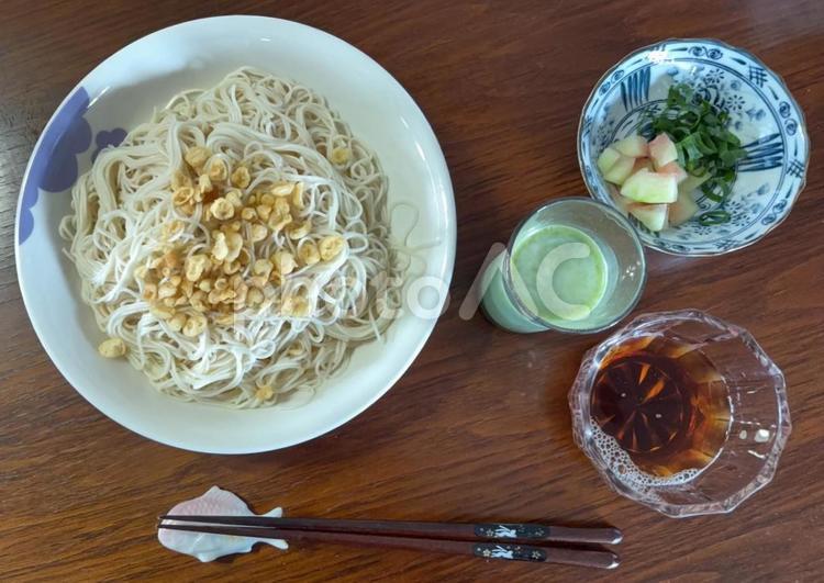 そうめんに揚げ玉と西瓜糠漬けとねぎの昼食 昼食,そうめん,素麵の写真素材