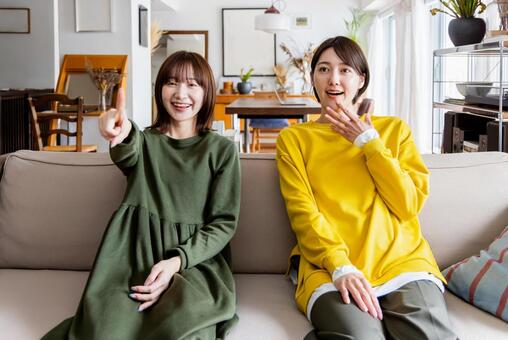 一緒にテレビを見る女性2人　 テレビ,女性,リビングの写真素材
