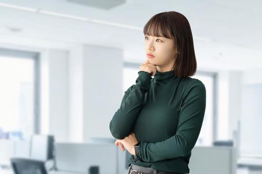考えごとをする女性・ビジネスウーマン 考えごとをする女性・ビジネスウーマン 女性,考える,悩むの写真素材