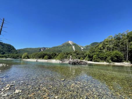 梓川と焼岳の雄大な景色 梓川と焼岳の雄大な景色の写真
