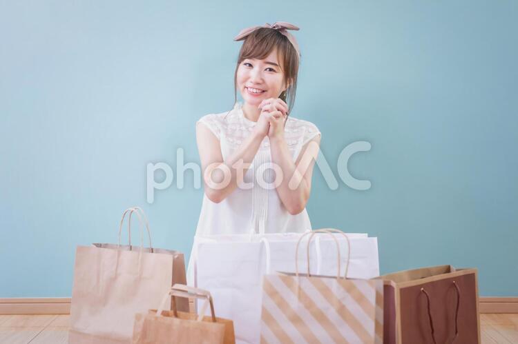 たくさん買い物をした女性（爆買い） 通販,買い物,ネットショッピングの写真素材