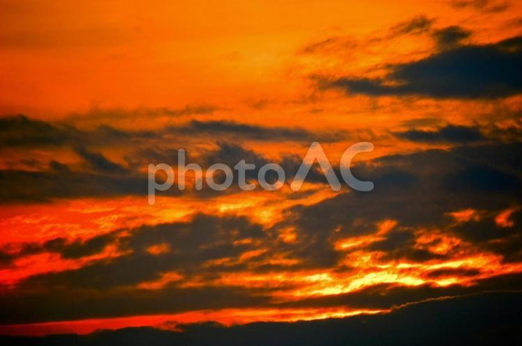 闇を打ち砕くような夕空 夕方,夕空,夕焼け空の写真素材