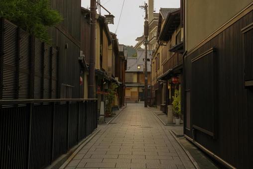 京都祇園の古い街並みの風景 京都祇園の古い街並みの風景 祇園,京町家,花街の写真素材
