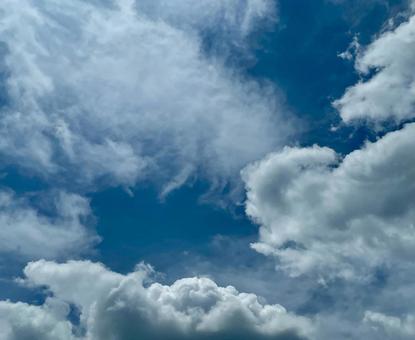 昼の空の雲 昼の空の雲の写真