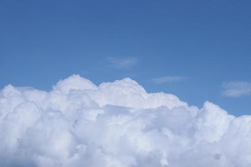 モクモクと湧いてきた夏の入道雲 モクモクと湧いてきた夏の入道雲 入道雲,雲,積乱雲の写真素材