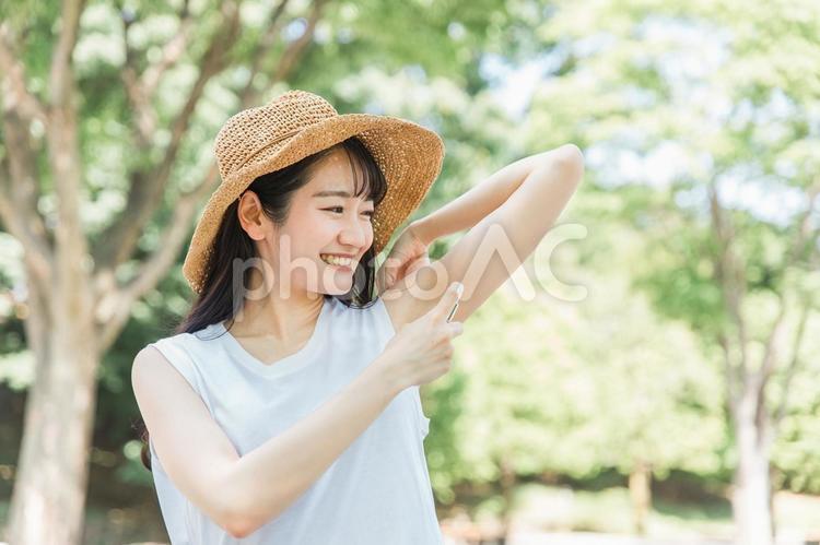 制汗剤を使う女性（脇・デオドラント） 制汗剤,スプレー,汗の写真素材