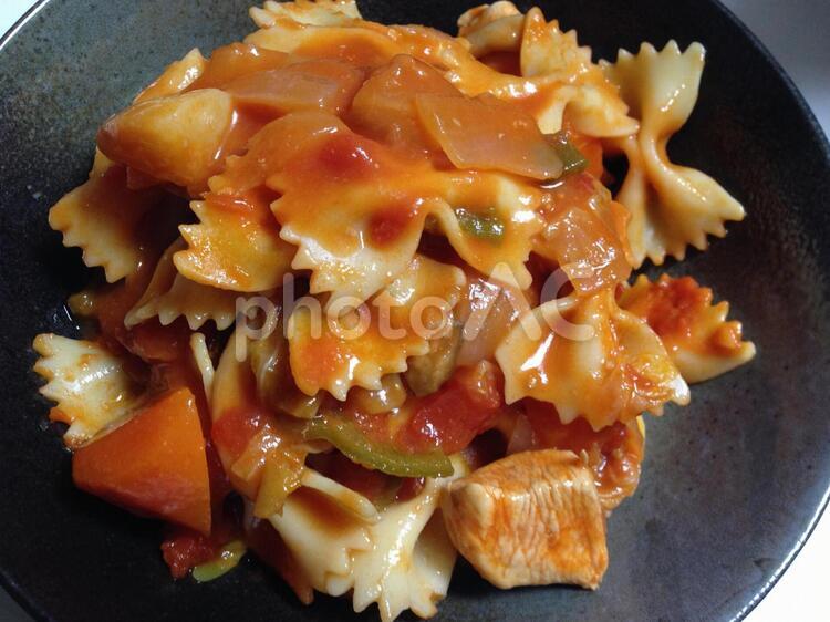 ファルファッレのトマトパスタ（リボン型） ファルファッレ,リボン,パスタの写真素材