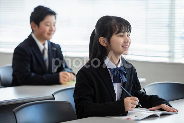 塾で勉強する学生　students  塾,学習塾,勉強の写真素材