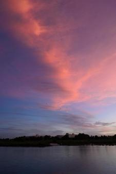 多摩川上空の朝焼け雲 多摩川上空の朝焼け雲の写真