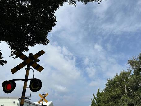 空と踏切 踏切,自然,緑の写真素材