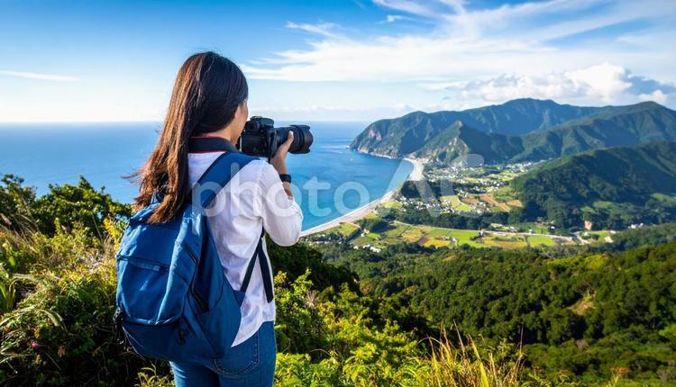 一眼レフを首から下げ手に取る女性 カメラマン,フォトグラファー,女性の写真素材