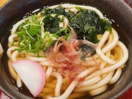 うどん うどん,わかめ,かつお節の写真素材