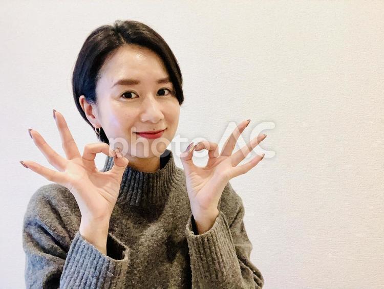 OKサインを出すショートカットの女性 日本人,30代,笑顔の写真素材