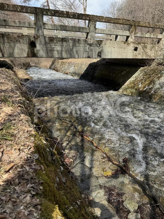 4月の初旬の牛伏川と蓮岳橋 牛伏川,春,茶色の写真素材
