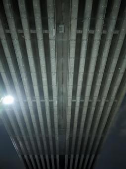 高架下の光と影 高架下,橋,建造物の写真素材