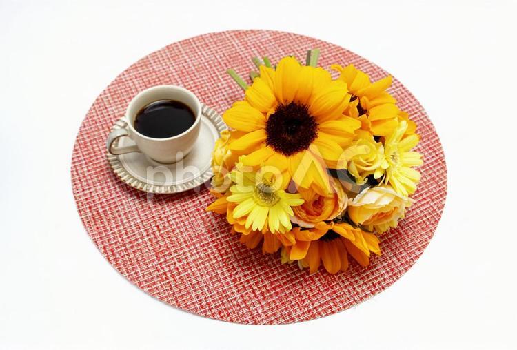 コーヒーと花束のイメージ素材 花,コーヒー,ひまわりの写真素材