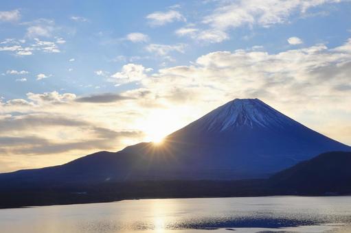 本栖湖からの日の出 富士山,太陽,日の出の写真素材