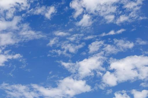 青空に広がる白い雲 青空に広がる白い雲の写真