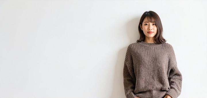 茶色のセーターを着た女性 茶色のセーターを着た女性の写真