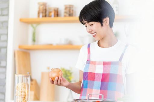 キッチンで料理をする主婦。 キッチンで料理をする主婦。 女性,料理,キッチンの写真素材