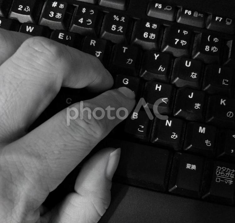キーボードを打つ中年の手 キーボード,中年,パソコンの写真素材