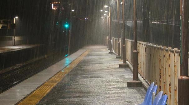 雨の駅 雨の駅の写真