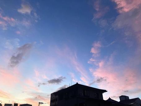 夏の夕暮れ、青空とピンク色の雲とビルの影 夏の夕暮れ、青空とピンク色の雲とビルの影の写真