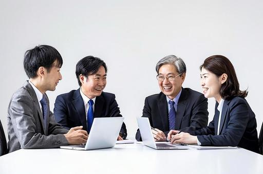 会議をしている男女のビジネスマン 会議をしている男女のビジネスマンの写真