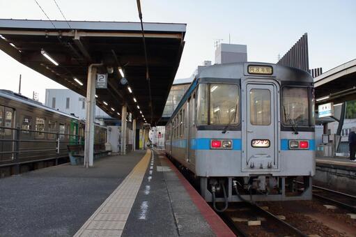 JR牟岐線、早朝の阿南駅、ホーム jr,jr四国,牟岐線の写真素材