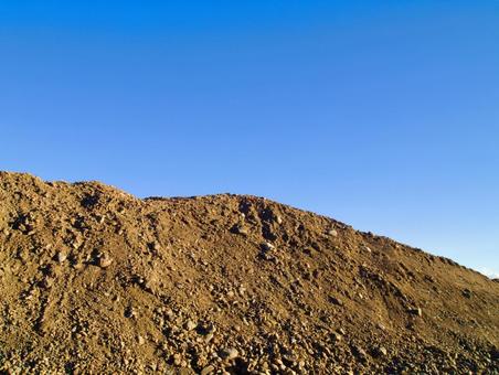 建築・土木の素材風景:青空と土 青空,土,土砂の写真素材