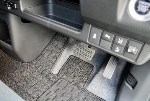 Photo, accelerator pedal, break pedal, side brake, 