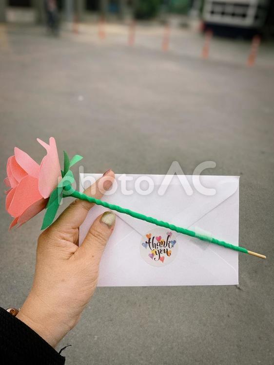 ありがとうの気持ちを添える紙の花と手紙 手紙,プレゼント,感謝の写真素材