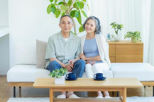 リビングでくつろぐシニア夫婦 シニア,夫婦,笑顔の写真素材