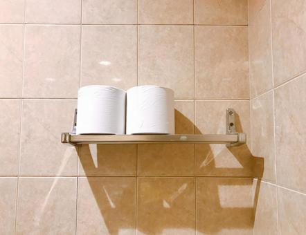 トイレットペーパー トイレットペーパー トイレットペーパー,棚,インテリアの写真素材