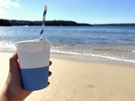 青い海とアイスコーヒー 青い海とアイスコーヒーの写真