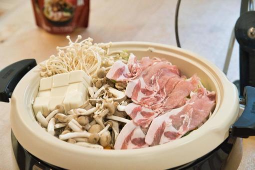 きのこが主役の冬のお鍋と豚肉 鍋料理,冬,旬の味覚の写真素材