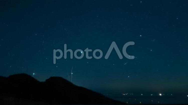 オリオンと風の詩 オリオン座,風力発電機,星空の写真素材