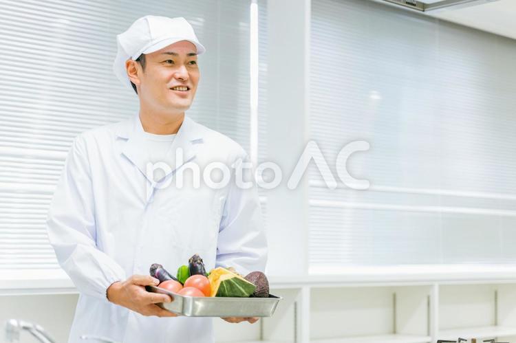 調理服を着た男性（野菜） 調理師,シェフ,料理人の写真素材