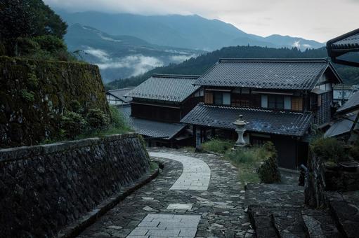 石畳の坂道が特徴的な、馬籠宿の街並み 石畳の坂道が特徴的な、馬籠宿の街並み 岐阜県,中津川市,馬籠宿の写真素材