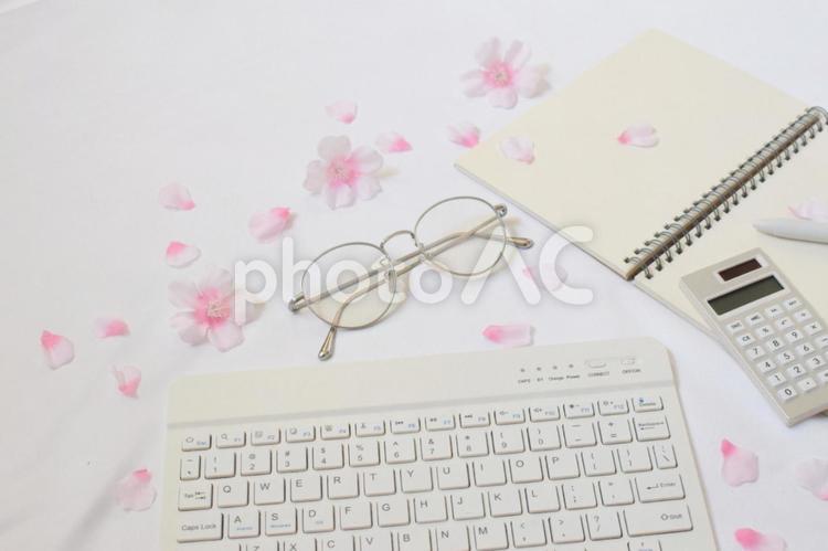 桜の花びら広がる机で勉強しているイメージ 桜,花びら,ノートの写真素材
