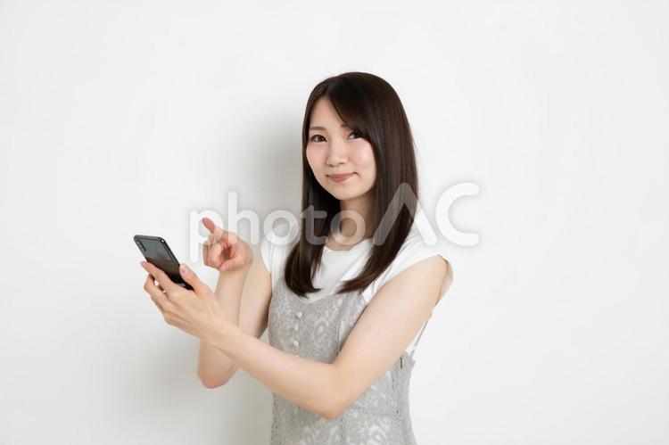 スマートフォンで検索をしている若い女性 女,女性,女の子の写真素材
