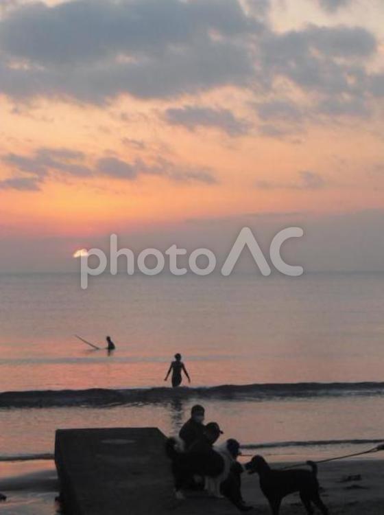 夕暮れの鎌倉材木座海岸 夕日,季節・行事,材木座海岸の写真素材